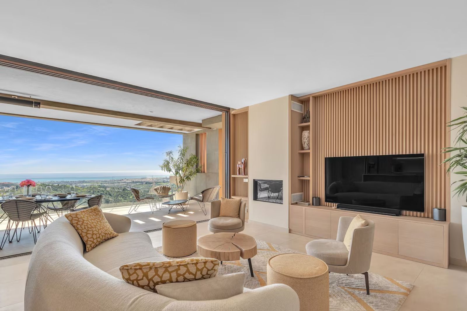 Moderne opholdsstue med havudsigt og terrasse i Olivos Real de La Quinta.