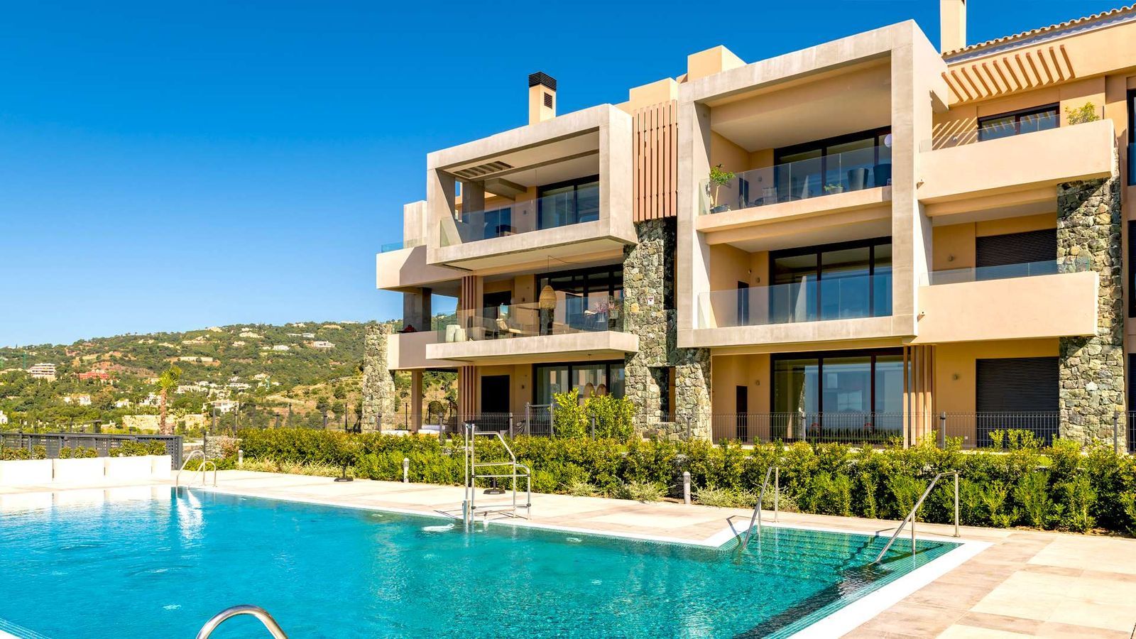 Moderne lejligheder med pool og udsigt over skråningen i Olivos Real de La Quinta.