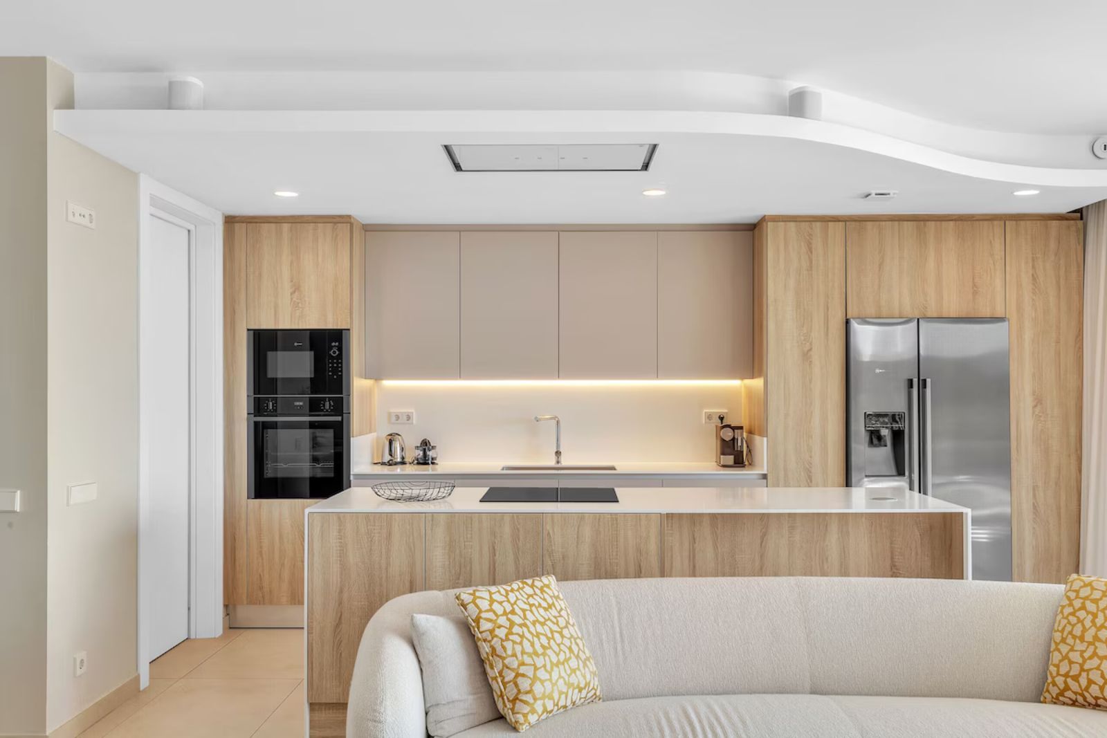 Moderne køkken med køkkenø og siddepladser i Olivos Real de La Quinta.