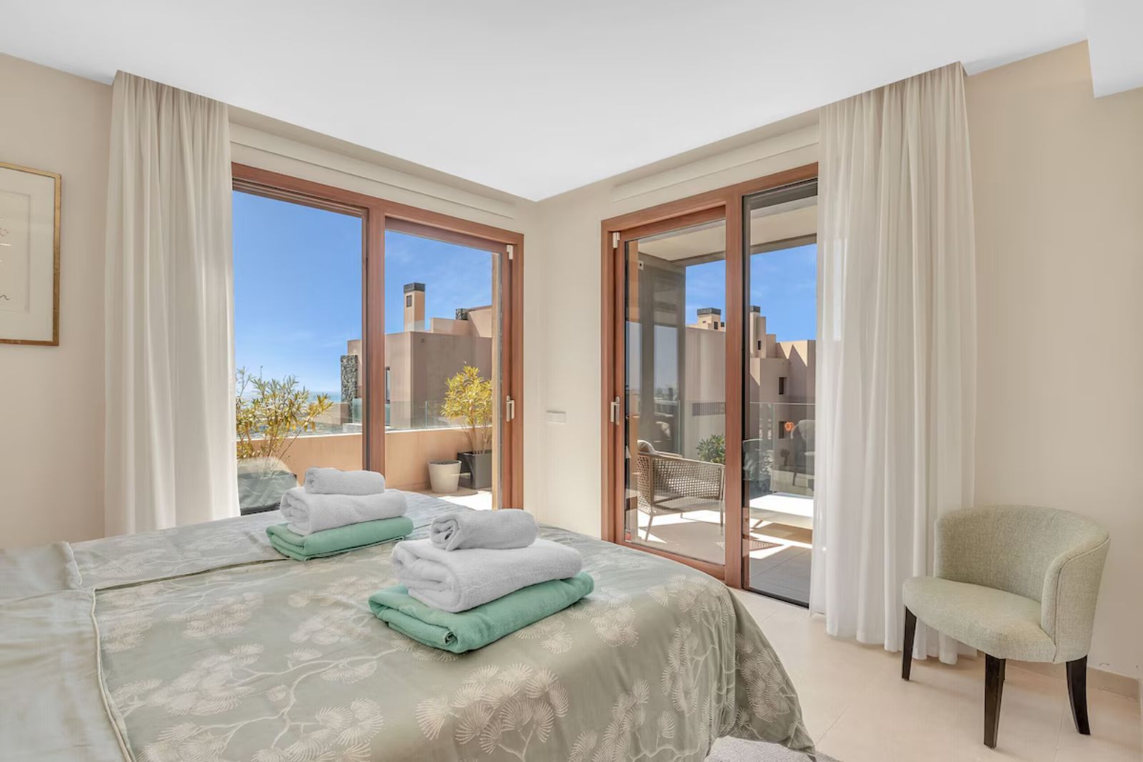 Soveværelse med altanadgang og bjergudsigt i Olivos Real de La Quinta.