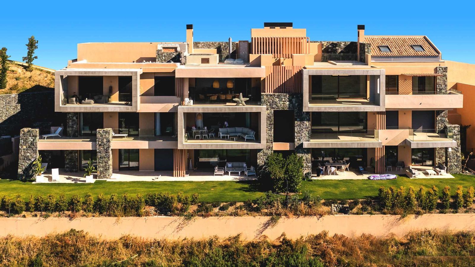 Moderne villa i flere etager med terrasser i Real de La Quinta.